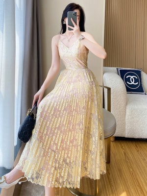 吊带连衣裙女夏2025年法式新款名媛气质显瘦海边度假V领长款裙子