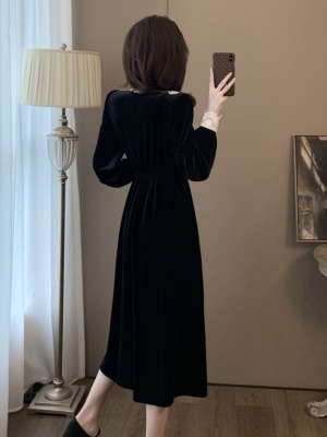 冬装黑色金丝绒礼服连衣裙女新款高级感修身收腰秋冬季赫本小黑裙