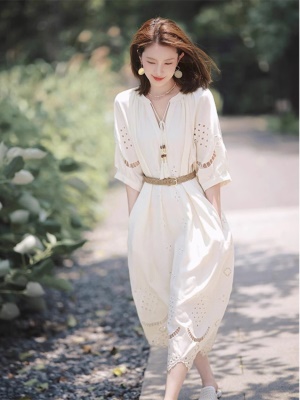 女装2025新款夏季裙子高级感气质纯棉长裙法式镂空V领白色连衣裙