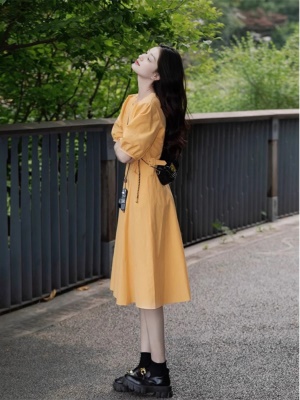 女装夏季多巴胺裙子减龄显瘦长裙法式黄色V领收腰a字连衣裙高级感