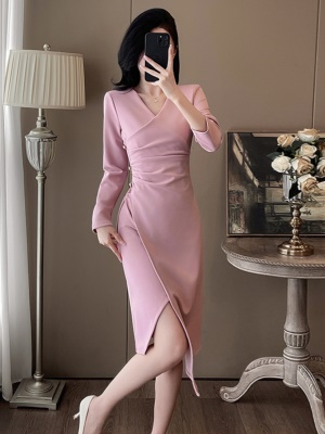 2025秋季新款时尚通勤气质收腰粉色连衣裙显瘦高级感V领礼服裙子