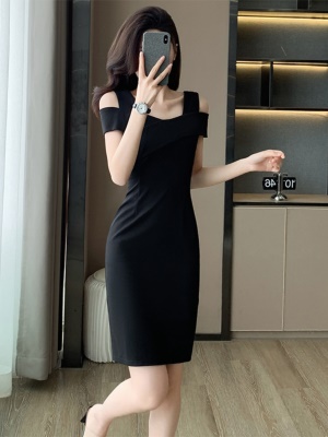 赫本风黑色包臀连衣裙女2025夏季小个子高端显瘦露肩吊带小黑裙子