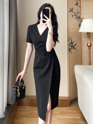 黑色修身显瘦连衣裙女夏高级感气质女神范收腰职业装赫本风小黑裙