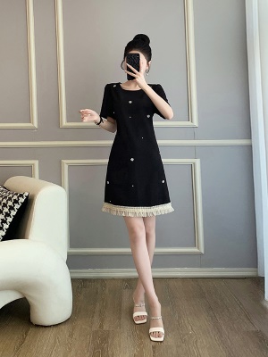 法式小香风连衣裙女夏季2025新款高级感气质收腰显瘦赫本风小黑裙