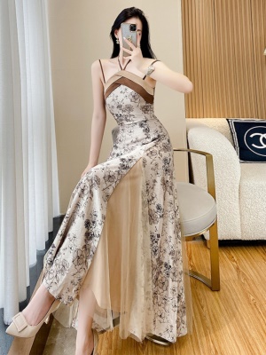 吊带礼服连衣裙夏季新款高级感碎花挂脖显瘦海边度假沙滩长裙子女
