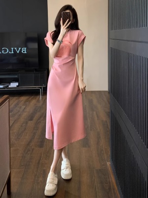 高级感粉色气质连衣裙中长款开叉收腰褶皱遮肚休闲t恤裙子女夏季