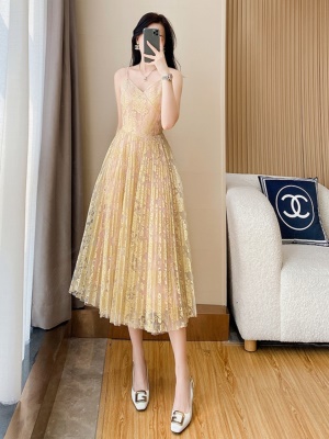 吊带连衣裙女夏2025年法式新款名媛气质显瘦海边度假V领长款裙子