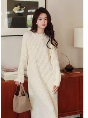 秋冬新款宽松显瘦白色针织连衣裙女中长款打底毛衣裙配大衣的内搭