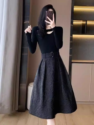 赫本风连衣裙女士秋冬季2025新款气质名媛高端显瘦修身打底小黑裙