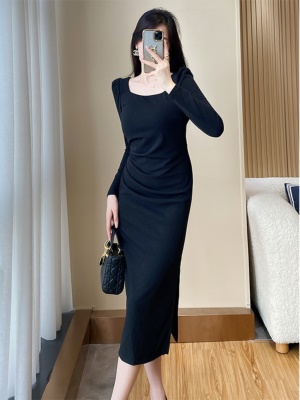 质感轻奢收腰黑色显瘦连衣裙2025年秋季新款女装赫本包臀小黑裙子