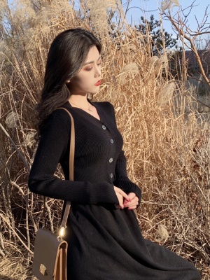 2025年秋冬新款法式复古黑色针织连衣裙毛衣百搭打底裙配大衣长裙