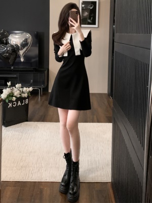 赫本风法式小黑裙气质高级感秋冬新款修身显瘦小香风连衣裙小个子