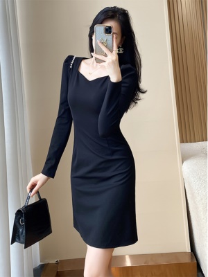 赫本风气质高级感小黑裙2025春季新款女小个子时尚职业包臀连衣裙