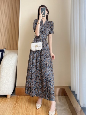 海边度假沙滩连衣裙女夏季2025新款法式复古气质收腰碎花长裙高端