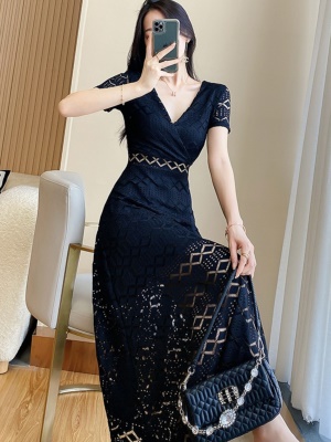 黑色蕾丝连衣裙女夏2025新款高级感女神范气质显瘦V领长裙小黑裙