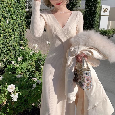 配大衣内搭毛衣裙子过膝收腰显瘦V领打底针织连衣裙女秋冬中长款