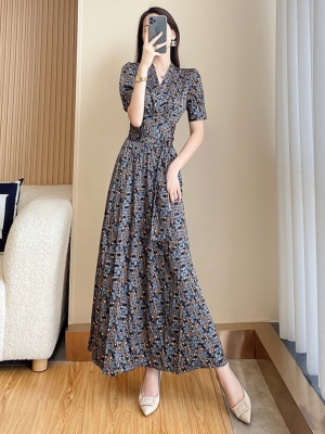 海边度假沙滩连衣裙女夏季2025新款法式复古气质收腰碎花长裙高端