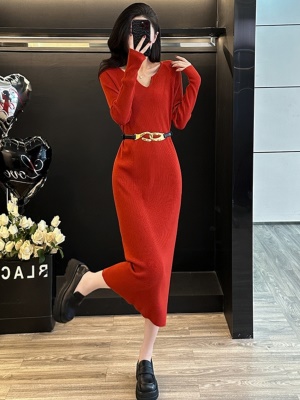 红色针织连衣裙女2025年秋冬新款V领法式配大衣内搭打底裙高级感