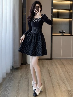 黑色长袖连衣裙女秋季2025新款气质高端修身显瘦赫本小黑裙小个子