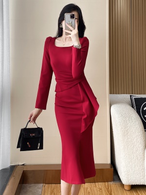 高端红色订婚连衣裙女高级感秋冬新款收腰显瘦气质包臀晚礼服宴会
