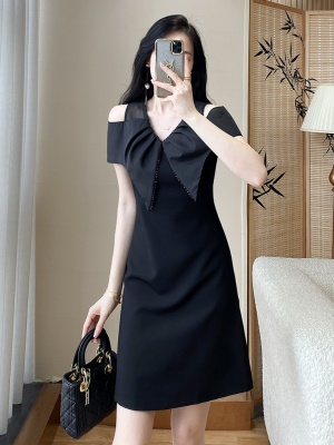 赫本风黑色V领连衣裙子2025夏季新款露肩气质高级感宴会小礼服裙