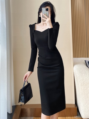 高奢法式赫本风黑色收腰紧身连衣裙2025秋季新款气质名媛中长裙子