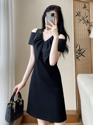 赫本风黑色V领连衣裙子2025夏季新款露肩气质高级感宴会小礼服裙