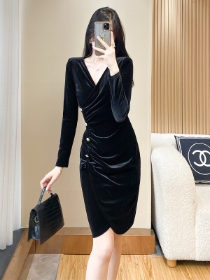 法式黑色金丝绒连衣裙女秋冬新款礼服裙高端轻奢小众赫本风小黑裙