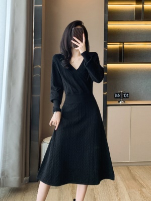 秋装女2025新款黑色针织打底连衣裙女秋冬配大衣内搭中长款毛衣裙