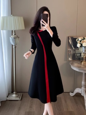 高级感黑色职业连衣裙女秋冬2025新款显瘦气质干练礼服裙高端轻奢