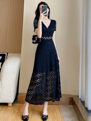 黑色蕾丝连衣裙女夏2025新款高级感女神范气质显瘦V领长裙小黑裙
