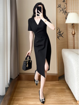 黑色修身显瘦连衣裙女夏高级感气质女神范收腰职业装赫本风小黑裙