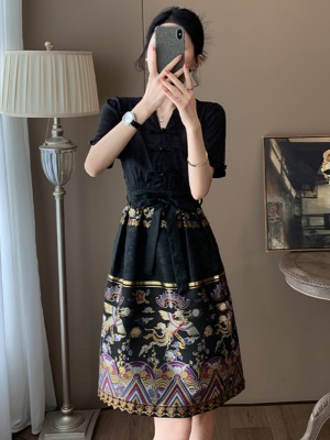 高端黑色新中式V领连衣裙女夏季国风2025新款气质刺绣改良马面裙