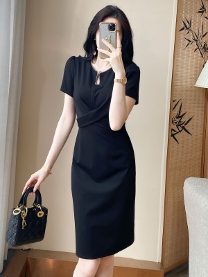 黑色包臀连衣裙夏季高端轻奢女装修身显瘦气质鱼尾裙通勤OL小黑裙