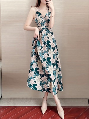 碎花吊带连衣裙女夏2025新款名媛气质海边沙滩度假露背显瘦长裙子