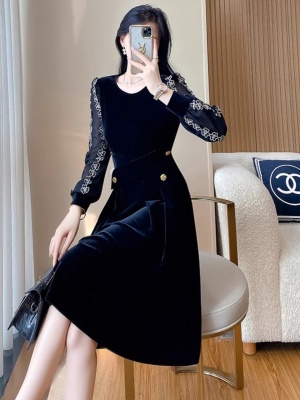 冬天法式黑色连衣裙高级感2025秋季新款女气质正式场合丝绒小黑裙