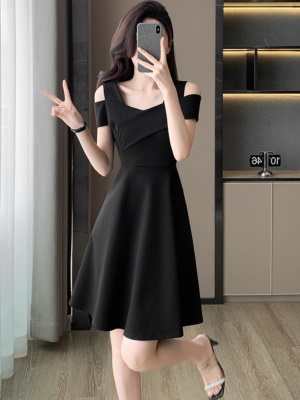 赫本风黑色修身显瘦连衣裙2025夏季小个子高级感露肩吊带小黑裙子
