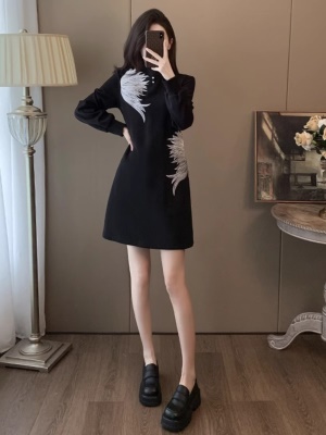 新中式刺绣盘扣改良旗袍连衣裙女秋冬新款复古国风小黑裙宽松显瘦
