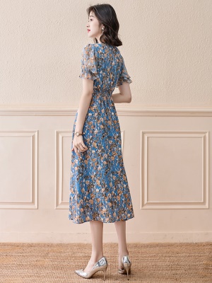 V领碎花连衣裙夏天新款气质名媛法式收腰显瘦轻熟风雪纺裙子夏季