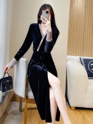 赫本风小黑裙高级感气质收腰黑色丝绒连衣裙女秋冬宴会晚礼服轻奢