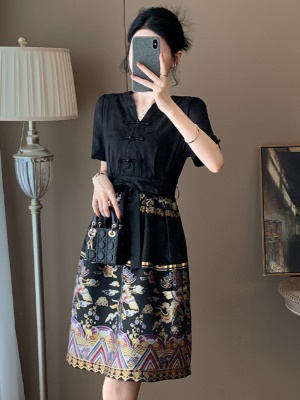 高端黑色新中式V领连衣裙女夏季国风2025新款气质刺绣改良马面裙