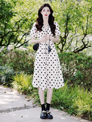 法式初恋白色波点泡泡袖V领连衣裙女夏季独特漂亮小个子收腰裙子