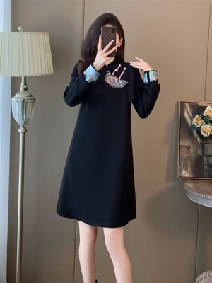 高级感新中式黑色国风连衣裙女秋冬加绒复古气质高端刺绣小黑裙子