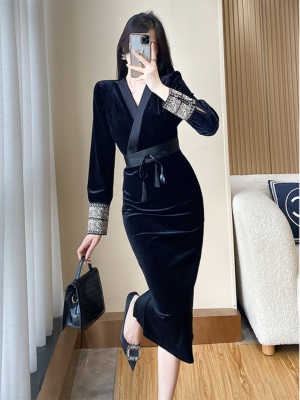 黑色丝绒连衣裙女收腰显瘦包臀名媛气质高端复古晚礼服秋季冬新款