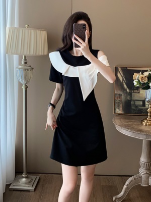 法式气质设计感露肩小黑裙收腰显瘦黑色连衣裙子女夏季高级感礼服