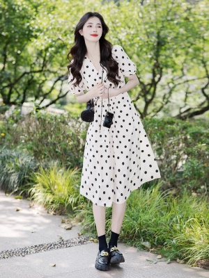 法式初恋白色波点泡泡袖V领连衣裙女夏季独特漂亮小个子收腰裙子