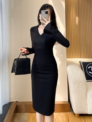 轻奢高端黑色V领连衣裙高级感女修身包臀赫本风小黑裙秋冬女神范