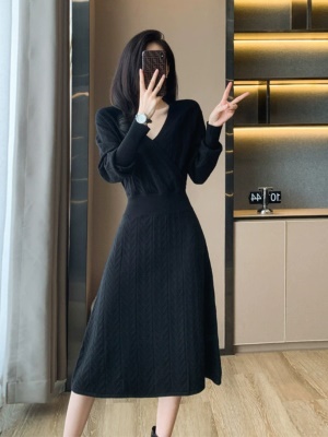 秋装女2025新款黑色针织打底连衣裙女秋冬配大衣内搭中长款毛衣裙