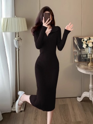 红色新年V领针织毛衣连衣裙女秋冬修身显瘦内搭打底配大衣的裙子