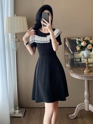 洋气露肩短袖小黑裙子女夏季新款时尚韩版减龄显瘦黑色连衣裙潮